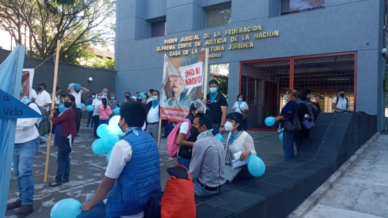 Grupos anti aborto realizan este lunes plantones en diversos puntos del estado de Veracruz y la República en contra de la resolución de la Suprema Corte de Justicia de declarar inconstitucional la penalización del aborto. En Xalapa, el mismo se efectúa frente a la Casa de la Cultura Jurídica. 