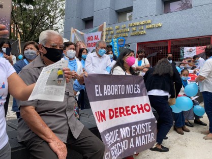 Grupos anti aborto realizan este lunes plantones en diversos puntos del estado de Veracruz y la República en contra de la resolución de la Suprema Corte de Justicia de declarar inconstitucional la penalización del aborto. En Xalapa, el mismo se efectúa frente a la Casa de la Cultura Jurídica. 