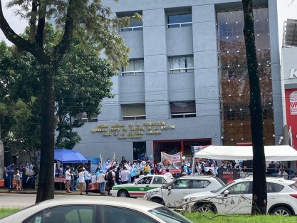 Grupos anti aborto realizan este lunes plantones en diversos puntos del estado de Veracruz y la República en contra de la resolución de la Suprema Corte de Justicia de declarar inconstitucional la penalización del aborto. En Xalapa, el mismo se efectúa frente a la Casa de la Cultura Jurídica. 