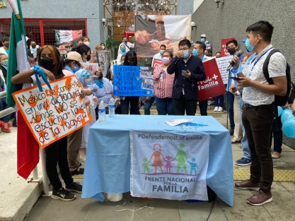 Grupos anti aborto realizan este lunes plantones en diversos puntos del estado de Veracruz y la República en contra de la resolución de la Suprema Corte de Justicia de declarar inconstitucional la penalización del aborto. En Xalapa, el mismo se efectúa frente a la Casa de la Cultura Jurídica. 