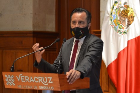 Este lunes el gobernador Cuitláhuac García Jiménez, acompañado por el titular de la Secretaría de Finanzas y Planeación (SEFIPLAN), José Luis Lima Franco, explicó que a finales de 2018 los pasivos eran de casi 59 mil 653 millones de pesos; sin embargo, para 2019 hubo una disminución de aproximadamente 4 mil millones y en 2020 otra cercana a los mil. 