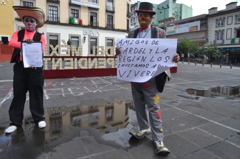 Payasos de Cardel se manifestaron en Plaza Lerdo para denunciar la falta de apoyo del alcalde de La Antigua, José Cruz Lagunes Sánchez, para la instalación de un centro de acopio en apoyo a afectados por Grace, en el parque de esa ciudad  los días 15, 16 y 17 de este mes, pues les han negado el permiso. 