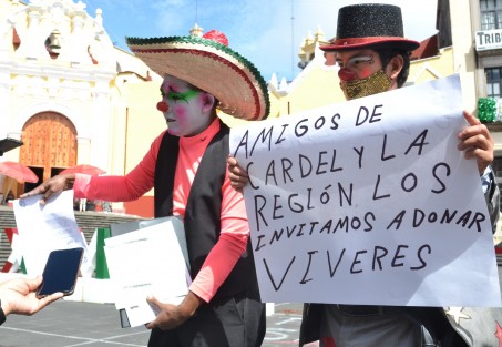 Payasos de Cardel se manifestaron en Plaza Lerdo para denunciar la falta de apoyo del alcalde de La Antigua, José Cruz Lagunes Sánchez, para la instalación de un centro de acopio en apoyo a afectados por Grace, en el parque de esa ciudad  los días 15, 16 y 17 de este mes, pues les han negado el permiso. 