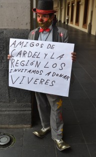 Payasos de Cardel se manifestaron en Plaza Lerdo para denunciar la falta de apoyo del alcalde de La Antigua, José Cruz Lagunes Sánchez, para la instalación de un centro de acopio en apoyo a afectados por Grace, en el parque de esa ciudad  los días 15, 16 y 17 de este mes, pues les han negado el permiso. 