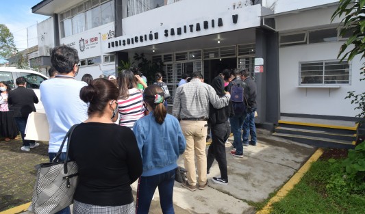 Zulma, la menor que exigió a las autoridades sanitarias recibir la vacuna Pfizer contra COVID, tras ganar un amparo, al igual que otros 12 menores, recibieron la primera dosis del biológico este martes.