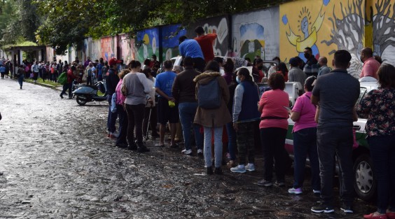 Cientos de xalapeños respondieron al llamado de productores de  frijol del municipio de Altotonga, Ver., quienes ofrecieron su producto a precio bajo para evitar la pérdida de cosecha a causa de las abundantes lluvias. 