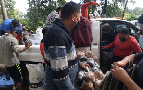 Cientos de xalapeños respondieron al llamado de productores de  frijol del municipio de Altotonga, Ver., quienes ofrecieron su producto a precio bajo para evitar la pérdida de cosecha a causa de las abundantes lluvias. 