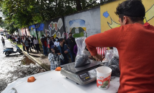 Cientos de xalapeños respondieron al llamado de productores de  frijol del municipio de Altotonga, Ver., quienes ofrecieron su producto a precio bajo para evitar la pérdida de cosecha a causa de las abundantes lluvias. 