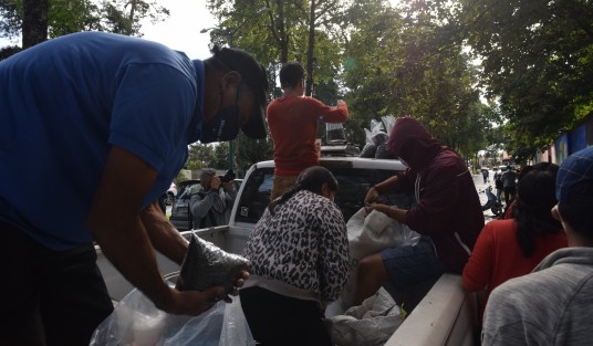 Cientos de xalapeños respondieron al llamado de productores de frijol del municipio de Altotonga, Ver., quienes ofrecieron su producto a precio bajo para evitar la pérdida de cosecha a causa de las abundantes lluvias. 