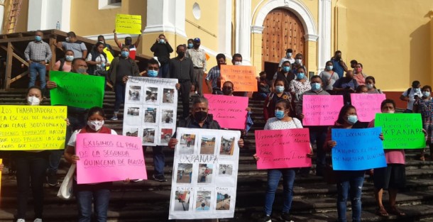 Docentes de la región de Uxpanapa se manifestaron en Plaza Lerdo para demandar el pago de dos quincenas atrasadas.  A su decir, son más de 250 trabajadores en esta situación. 