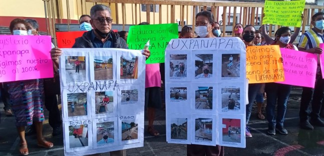 Docentes de la región de Uxpanapa se manifestaron en Plaza Lerdo para demandar el pago de dos quincenas atrasadas.  A su decir, son más de 250 trabajadores en esta situación. 