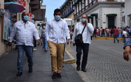 Luego del trámite, el funcionario estatal caminó hacia la avenida Enríquez, aprovechando para saludar a su paso a los ciudadanos.