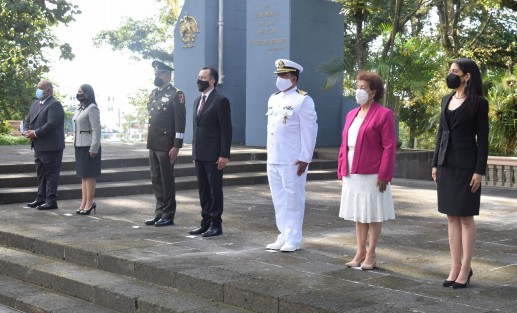 Encabezados por el gobernador Cuitláhuac García Jiménez, autoridades estatales y militares participaron en la ceremonia de izamiento de Bandera en el asta del parque Benito Juárez en memoria al 211 aniversario del inicio de la Guerra de Independencia.