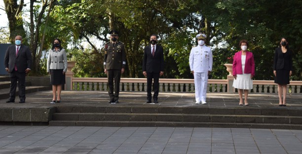 Encabezados por el gobernador Cuitláhuac García Jiménez, autoridades estatales y militares participaron en la ceremonia de izamiento de Bandera en el asta del parque Benito Juárez en memoria al 211 aniversario del inicio de la Guerra de Independencia.