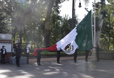 Encabezados por el gobernador Cuitláhuac García Jiménez, autoridades estatales y militares participaron en la ceremonia de izamiento de Bandera en el asta del parque Benito Juárez en memoria al 211 aniversario del inicio de la Guerra de Independencia.