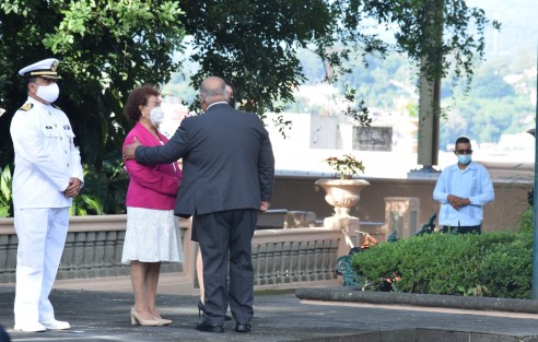 Ceremonia de izamiento de bandera en el parque Juárez.