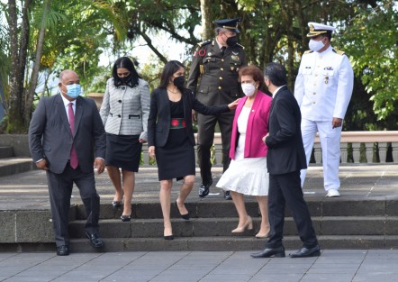 Ceremonia de izamiento de bandera en el parque Juárez.