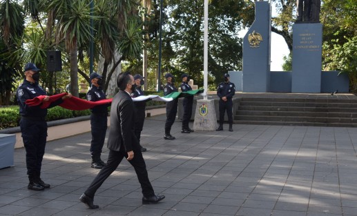 Ceremonia de izamiento de bandera en el parque Juárez.
