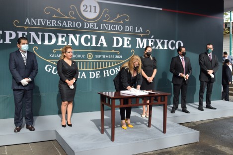 Rebeca Quintanar Barceló, titular del DIF Estatal, y personal de la dependencia, durante la Guardia de Honor ante el monumento a Miguel Hidalgo.