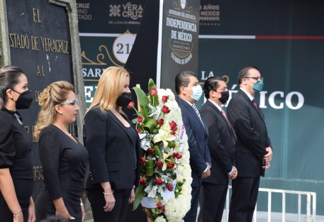 Rebeca Quintanar Barceló, titular del DIF Estatal, y personal de la dependencia, durante la Guardia de Honor ante el monumento a Miguel Hidalgo.
