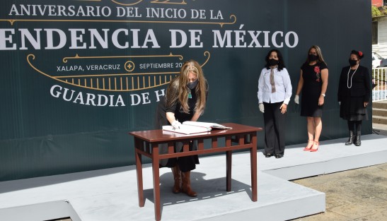 Acompañada por sus colaboradores, la encargada de despacho del Instituto Veracruzano de las Mujeres, María del Rocío Villafuerte, montó Guardia de Honor ante la efigie de Miguel Hidalgo y Costilla en Los Berros.  