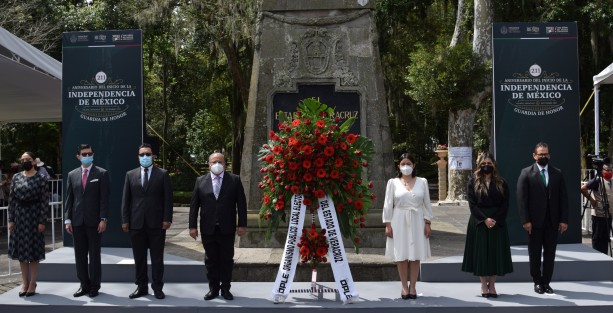 Consejeros del OPLE, encabezados por el presidente del organismo, José Alejandro Bonilla Bonilla, durante la Guardia de Honor ante la estatua del Padre de la Patria.  