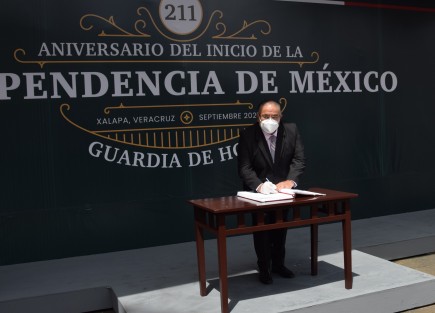 Consejeros del OPLE, encabezados por el presidente del organismo, José Alejandro Bonilla Bonilla, durante la Guardia de Honor ante la estatua del Padre de la Patria.  