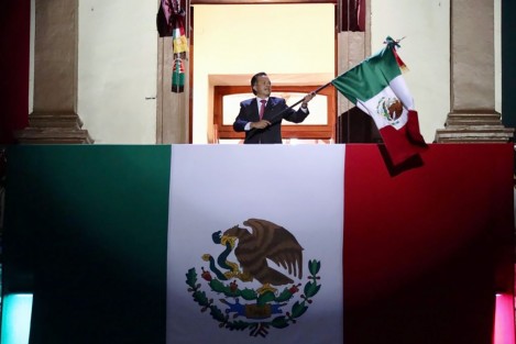 El gobernador Cuitláhuac García Jiménez celebró el bicentenario del México Independiente con el tradicional Grito en memoria del cura Don Miguel Hidalgo y Costilla, quien 211 años atrás convocó a las y los mexicanos a luchar por una nueva nación.