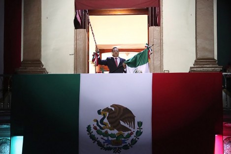 Desde el balcón de Palacio de Gobierno rememoró a los insurgentes José María Morelos y Pavón, Josefa Ortiz de Domínguez, Ignacio Allende, Juan Aldama y Vicente Guerrero, héroes que nos dieron patria y libertad hasta la consumación del movimiento con Los Tratados de Córdoba. 
