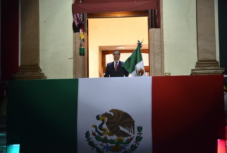 Desde el balcón de Palacio de Gobierno rememoró a los insurgentes José María Morelos y Pavón, Josefa Ortiz de Domínguez, Ignacio Allende, Juan Aldama y Vicente Guerrero, héroes que nos dieron patria y libertad hasta la consumación del movimiento con Los Tratados de Córdoba. 