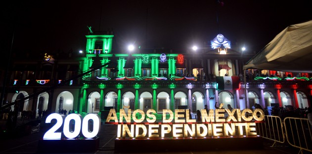 Desde el balcón de Palacio de Gobierno rememoró a los insurgentes José María Morelos y Pavón, Josefa Ortiz de Domínguez, Ignacio Allende, Juan Aldama y Vicente Guerrero, héroes que nos dieron patria y libertad hasta la consumación del movimiento con Los Tratados de Córdoba. 