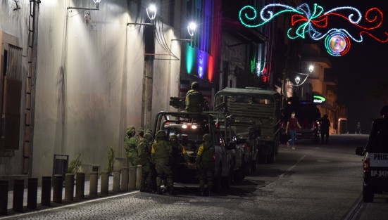 Pese a restringirse el paso hacia el Palacio de Gobierno, a fin de garantizar una celebración pacífica en la capital del estado, la Secretaría de Seguridad Pública desplegó más de 400 elementos en el primer cuadro de la ciudad, entre agentes de Tránsito y Transporte, Policía Estatal y Fuerza Civil