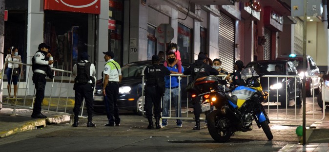 Pese a restringirse el paso hacia el Palacio de Gobierno, a fin de garantizar una celebración pacífica en la capital del estado, la Secretaría de Seguridad Pública desplegó más de 400 elementos en el primer cuadro de la ciudad, entre agentes de Tránsito y Transporte, Policía Estatal y Fuerza Civil