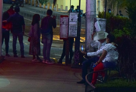 Pese al anuncio de que no se permitiría el acceso al primer cuadro de a capital, hubo quien intentó acercarse a victoriar a la Patria... o más bien ver la pirotecnia.