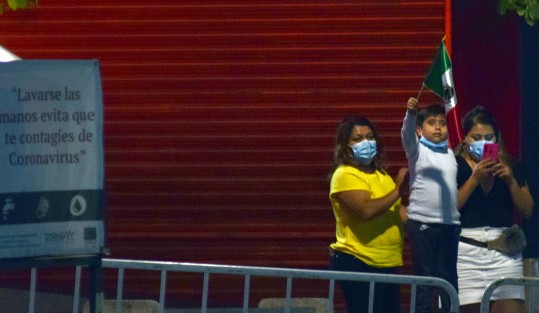 Pese al anuncio de que no se permitiría el acceso al primer cuadro de a capital, hubo quien intentó acercarse a victoriar a la Patria... o más bien ver la pirotecnia.