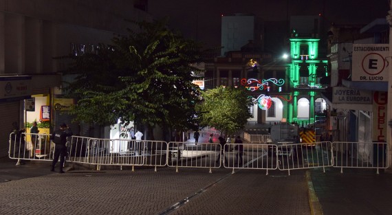 Pese al anuncio de que no se permitiría el acceso al primer cuadro de a capital, hubo quien intentó acercarse a victoriar a la Patria... o más bien ver la pirotecnia.