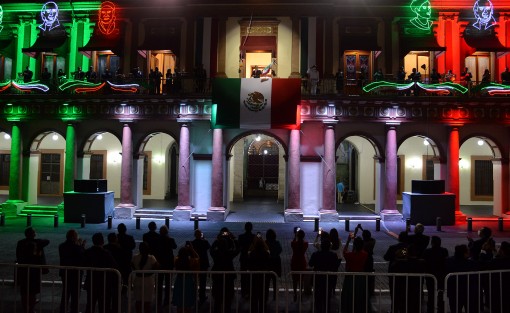 El gobernador Cuitláhuac García Jiménez celebró el bicentenario del México Independiente con el tradicional Grito en memoria del cura Don Miguel Hidalgo y Costilla, quien 211 años atrás convocó a las y los mexicanos a luchar por una nueva nación.