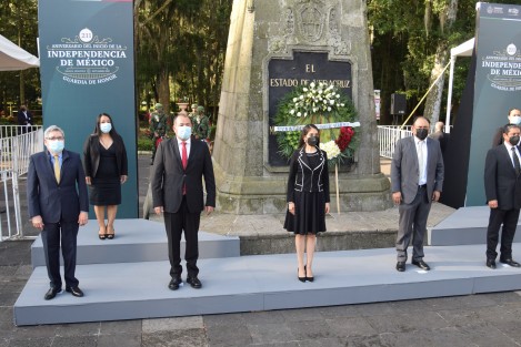 La titular de la Fiscalía General del Estado, Verónica Hernández Giadáns, encabezó la guardia de honor de esa dependencia, ante el monumento a Miguel Hidalgo.