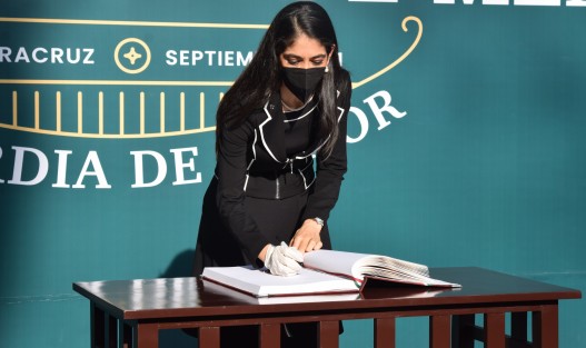 La titular de la Fiscalía General del Estado, Verónica Hernández Giadáns, encabezó la guardia de honor de esa dependencia, ante el monumento a Miguel Hidalgo.