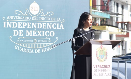 Al encabezar la Guardia de Honor por el 211 aniversario de la Independencia de México en el monumento edificado en la memoria de Don Miguel Hidalgo y Costilla, la Fiscal General del Estado, Verónica Hernández Giadáns dejó en claro que como parte de la transformación de la procuración de justicia en Veracruz, la institución a su cargo trabaja con altos estándares de ética, preparación y compromiso para combatir la corrupción y la impunidad.