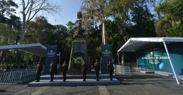 Entre las autoridades que este 16 de septiembre rindieron honores ante el monumento al Padre de la Patria, estuvieron los militares del 26 Zona Militar, encabezados por el Comandante  Federico Eduardo Solórzano. 