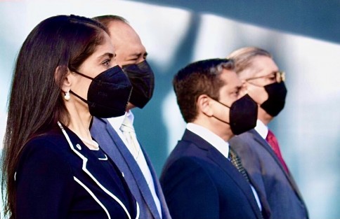 Al encabezar la Guardia de Honor por el 211 aniversario de la Independencia de México en el monumento edificado en la memoria de Don Miguel Hidalgo y Costilla, la Fiscal General del Estado, Verónica Hernández Giadáns dejó en claro que como parte de la transformación de la procuración de justicia en Veracruz, la institución a su cargo trabaja con altos estándares de ética, preparación y compromiso para combatir la corrupción y la impunidad.