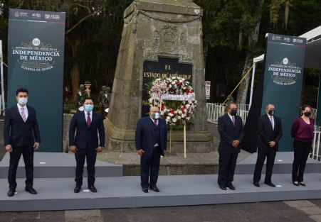  El titular de la Secretaría de Salud, Roberto Ramos Alor, encabezó la guardia de honor ante el monumento a Miguel Hidalgo. 