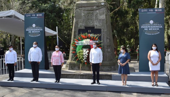 La Secretaría de Turismo del Estado, encabezada por Xóchitl Arbesú Lago, rindió Guardia de Honor ante la figura de Miguel Hidalgo.