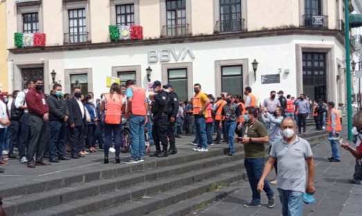 Este viernes, personal de la Secretaría de Seguridad Pública realizó un simulacro de sismo en sus oficinas centrales, por lo que siguiendo los protocolos desalojaron el inmueble y se trasladaron a Plaza Lerdo. Ejercicio similar se realizó en otras dependencias pues el macro simulacro nacional se realizará el domingo, día inhábil en oficinas. 