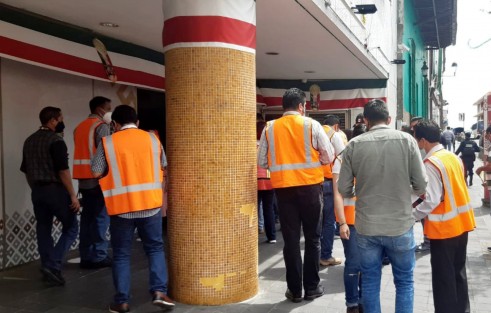 Este viernes, personal de la Secretaría de Seguridad Pública realizó un simulacro de sismo en sus oficinas centrales, por lo que siguiendo los protocolos desalojaron el inmueble y se trasladaron a Plaza Lerdo. Ejercicio similar se realizó en otras dependencias pues el macro simulacro nacional se realizará el domingo, día inhábil en oficinas. 