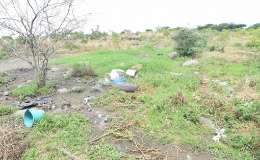  A solo 300 metros del lugar  se encuentra un arroyo, plantíos de limón y caña,  por lo que los ejidatarios comentaron que de ninguna forma dejarán que les contaminen su agua que es de donde riegan sus plantíos, además que contaminarían los mantos freáticos.
