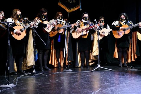 El Teatro J.J. Herrera albergó a las anfitrionas, TFUV, y a sus grupos invitados: Tuna Femenil Azul y Oro de la UNAM, Tuna Femenil de la Universidad Autónoma de San Luis Potosí, y como representantes varoniles del género musical, la Tuna Universitaria de la Ciudad de México, quienes por más de dos horas compartieron sus nuevas y ya clásicas interpretaciones. Foto: Festival de  Tunas Femeniles
