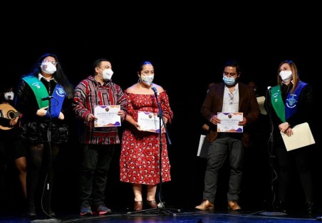 En dicho concierto estuvieron presentes autoridades estatales y municipales, quienes en todo momento han brindado su apoyo a la Tuna Femenil de la Universidad Veracruzana en sus actividades de día a día y la realización de sus Festivales, por lo que recibieron un reconocimiento por parte de las organizadoras del evento. Foto: Festival de Tunas Femeniles
