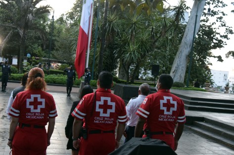Con el izamiento de la bandera nacional esta mañana en el parque Benito Juárez de Xalapa, autoridades estatales y locales, así como cuerpos de auxilio conmemoraron el Día Nacional de la Protección Civil. 